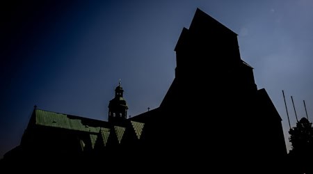 Der Missbrauchs-Betroffene Jens Windel hat das Bistum Hildesheim auf Schmerzensgeld verklagt. (Archivbild) / Foto: Moritz Frankenberg/dpa