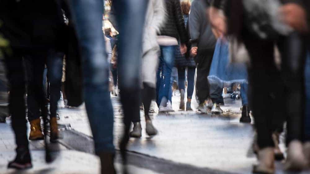 Niedersachsens Einwohnerzahl liegt laut Zensus 2022 knapp unter acht Millionen. (Symbolbild) / Foto: Sina Schuldt/dpa