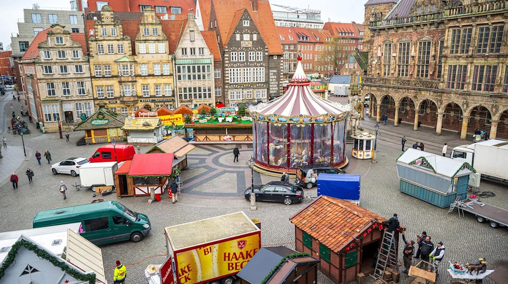 Zum Weihnachtsmarkt in Bremen kommen jährlich zahlreiche Besucherinnen und Besucher. (Archivbild) / Foto: Sina Schuldt/dpa