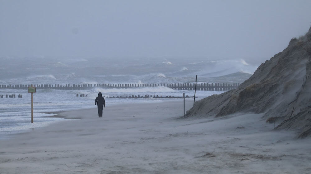 In Niedersachsen und Bremen wird es stürmisch und es fällt Schnee (Symbolbild) / Foto: Volker Bartels/dpa