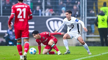 Hannover am Boden: Hyun-Ju Lee im Duell mit Elversbergs Frederik Schmahl. / Foto: Silas Schueller/DeFodi Images/dpa