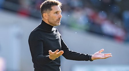 96-Coach Stefan Leitl wundert sich über die Ansetzungen in der Zweiten Liga. / Foto: David Inderlied/dpa