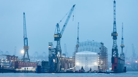 Beim deutschen Schiffbau und in der Hafenwirtschaft haben sich die Konjunkturerwartungen eingetrübt (Archivbild). / Foto: Bodo Marks/dpa