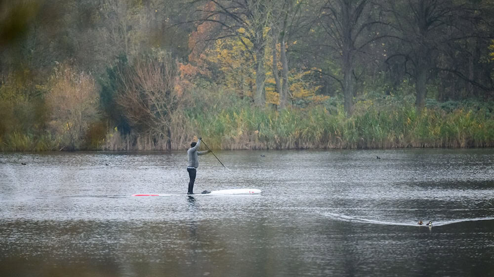 Das Wetter bleibt in den kommenden Tagen bewölkt und regnerisch. (Symbolbild) / Foto: Julian Stratenschulte/dpa