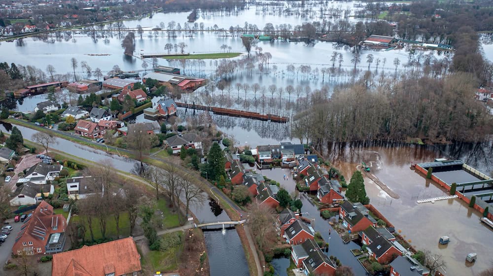 Das überflutete Gebiet in Lilienthal bei Bremen war im Januar so groß, dass es nicht abgepumpt, sondern nur mit Sandsäcken abgetrennt werden konnte. (Archivbild) / Foto: Sina Schuldt/dpa