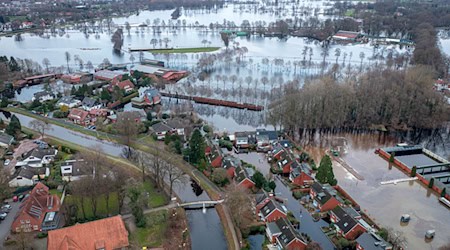 Das überflutete Gebiet in Lilienthal bei Bremen war im Januar so groß, dass es nicht abgepumpt, sondern nur mit Sandsäcken abgetrennt werden konnte. (Archivbild) / Foto: Sina Schuldt/dpa