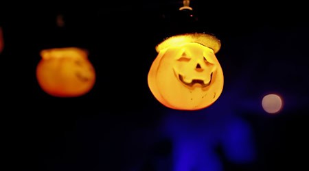 Schüler haben einen Nagel in einem Halloween-Schokoriegel entdeckt (Symbolbild) / Foto: Matthias Bein/dpa