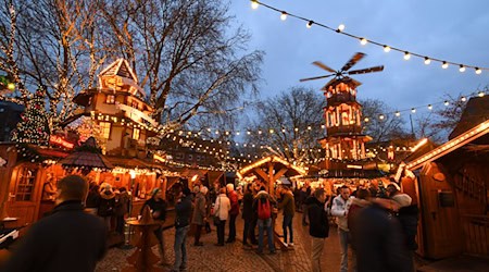 In Emden ist ein Autofahrer am Abend gegen eine Weihnachtsmarktbude gekracht und danach geflüchtet. (Archivbild) / Foto: Karsten Klama/dpa