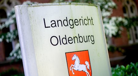 Ein ehemaliger Geschäftsführer des Steinhoff-Konzerns steht wegen Steuerbetrugs vor dem Landgericht Oldenburg. (Archivbild) / Foto: Hauke-Christian Dittrich/dpa