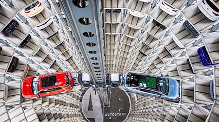 Volkswagen steht vor einem harten Arbeitskampf. (Archivbild) / Foto: Moritz Frankenberg/dpa