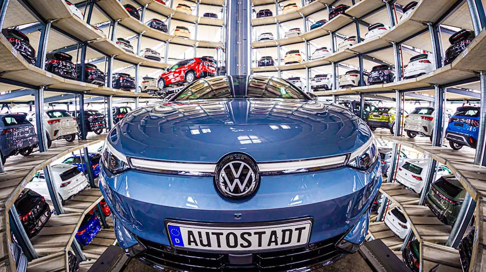 Bei VW stehen Werksschließungen und Entlassungen im Raum. / Foto: Moritz Frankenberg/dpa