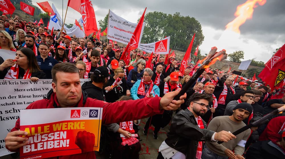 Bereits zur ersten Tarifrunde bei VW protestierten im September Tausende Metaller in Hannover vor dem Verhandlungssaal. (Archivbild) / Foto: Julian Stratenschulte/dpa