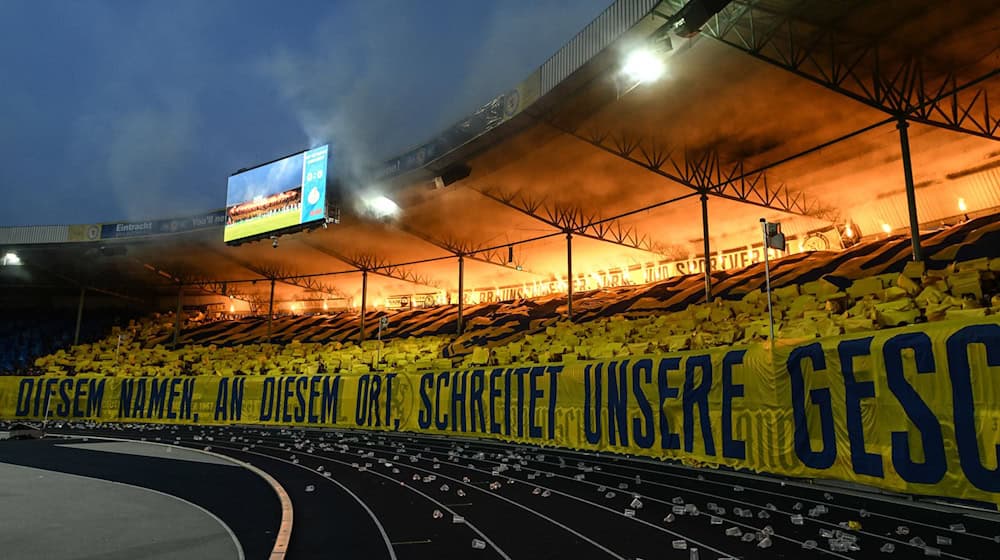 Fans von Eintracht Braunschweig beim Pokal-Spiel gegen Eintracht Frankfurt.  / Foto: Swen Pförtner/dpa