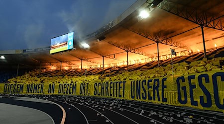 Fans von Eintracht Braunschweig beim Pokal-Spiel gegen Eintracht Frankfurt.  / Foto: Swen Pförtner/dpa