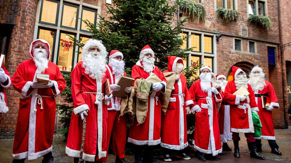 Die Arbeitsagentur Bremen-Bremerhaven sucht wieder Weihnachtsmänner. (Archivbild) / Foto: Hauke-Christian Dittrich/dpa