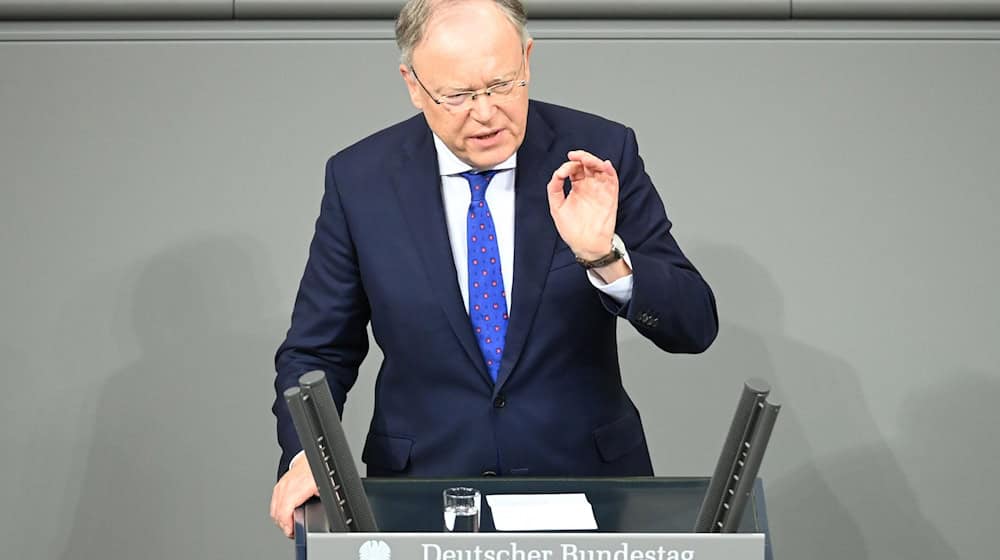 Niedersachsens Ministerpräsident Weil sieht beim Deutschlandticket weiterhin auch den Bund in der finanziellen Verantwortung. (Archivbild) / Foto: Anna Ross/dpa