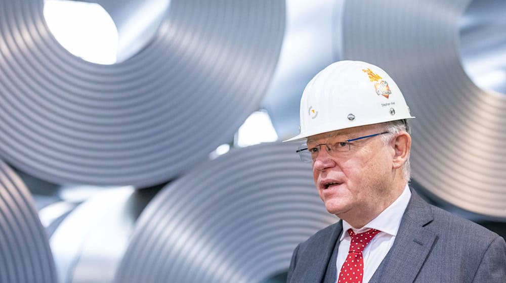 Niedersachsens Ministerpräsident Weil, hier bei einem Besuch bei der Salzgitter AG im Jahr 2020, will sich sachlich mit der möglichen Übernahme des Konzerns auseinandersetzen. (Archivbild) / Foto: Moritz Frankenberg/dpa