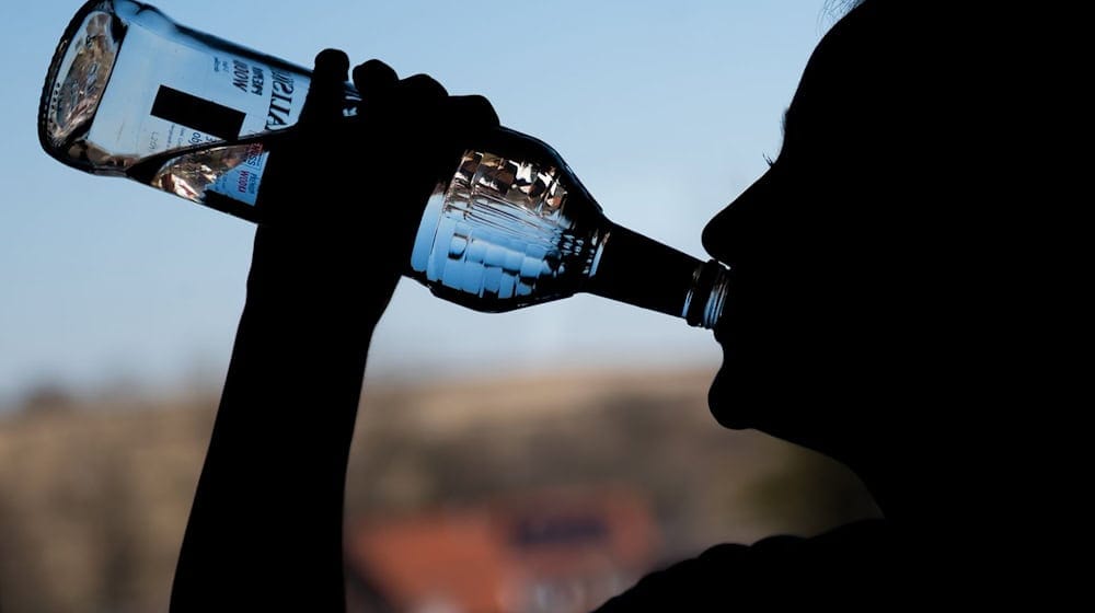 Im vergangenen Jahr ist die Zahl der Kinder und Jugendlichen in Niedersachsen, die wegen Alkoholmissbrauchs in eine Klinik kamen, nach einer DAK-Auswertung deutlich gesunken. (Symbolbild)  / Foto: Silas Stein/dpa