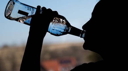 Im vergangenen Jahr ist die Zahl der Kinder und Jugendlichen in Niedersachsen, die wegen Alkoholmissbrauchs in eine Klinik kamen, nach einer DAK-Auswertung deutlich gesunken. (Symbolbild)  / Foto: Silas Stein/dpa