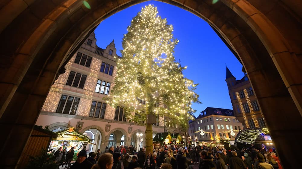 Hohe Musikgebühren beschäftigen die Organisatoren von Weihnachtsmärkten. (Symbolbild) / Foto: Julian Stratenschulte/dpa