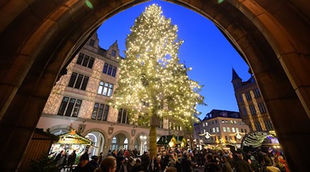 Hohe Musikgebühren beschäftigen die Organisatoren von Weihnachtsmärkten. (Symbolbild) / Foto: Julian Stratenschulte/dpa