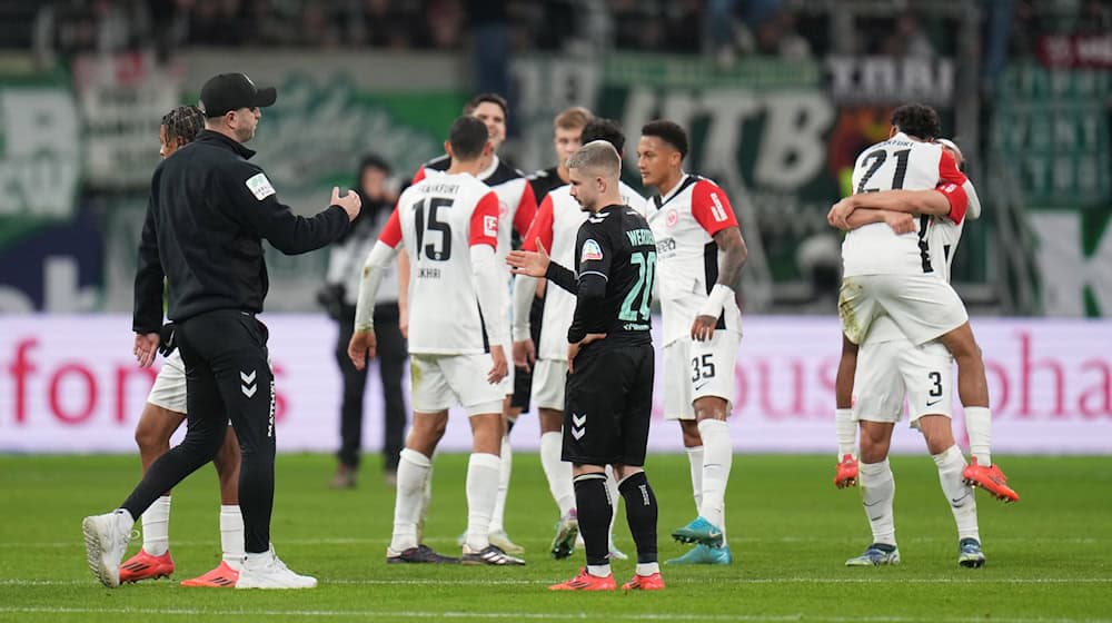 Werder Bremens Coach Ole Werner (l) war nicht zufrieden mit den Offensivaktionen seiner Mannschaft beim 0:1 gegen Eintracht Frankfurt. / Foto: Thomas Frey/dpa