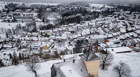 Blick auf die verschneite Bergstadt St. Andreasberg: Nach dem Wintereinbruch erwarten Meteorologen einen Wetterumschwung.  / Foto: Swen Pförtner/dpa