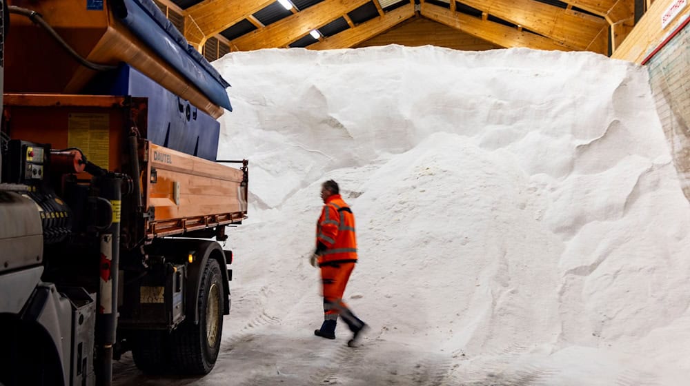 Die Autobahnmeistereien sind für den Wintereinbruch gewappnet. (Symbolbild) / Foto: Christoph Reichwein/dpa