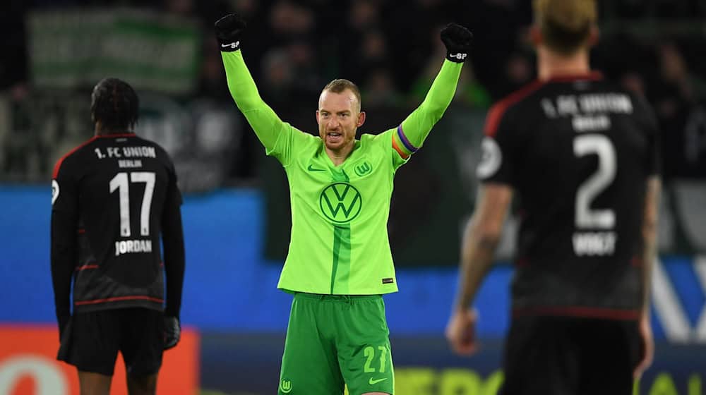 Jubel über den ersten Heimsieg: Wolfsburgs Kapitän Maximilian Arnold nach dem 1:0 gegen Union Berlin. / Foto: Swen Pförtner/dpa