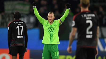 Jubel über den ersten Heimsieg: Wolfsburgs Kapitän Maximilian Arnold nach dem 1:0 gegen Union Berlin. / Foto: Swen Pförtner/dpa