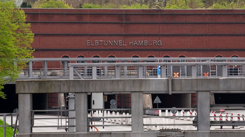 Nach einer rund 30-stündigen Sperrung sind die Hamburger A7 und der Elbtunnel wieder frei. / Foto: Daniel Bockwoldt/dpa