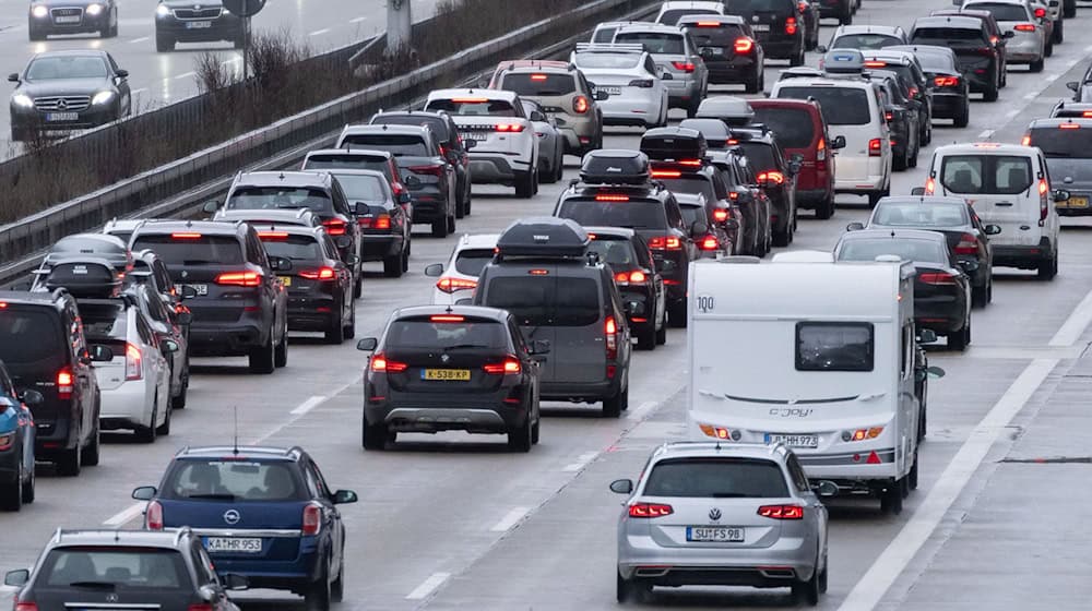 Autofahrer brauchen viel Geduld am Wochenende - auch die Innenstädte können sehr voll werden. (Archivbild) / Foto: Marijan Murat/dpa