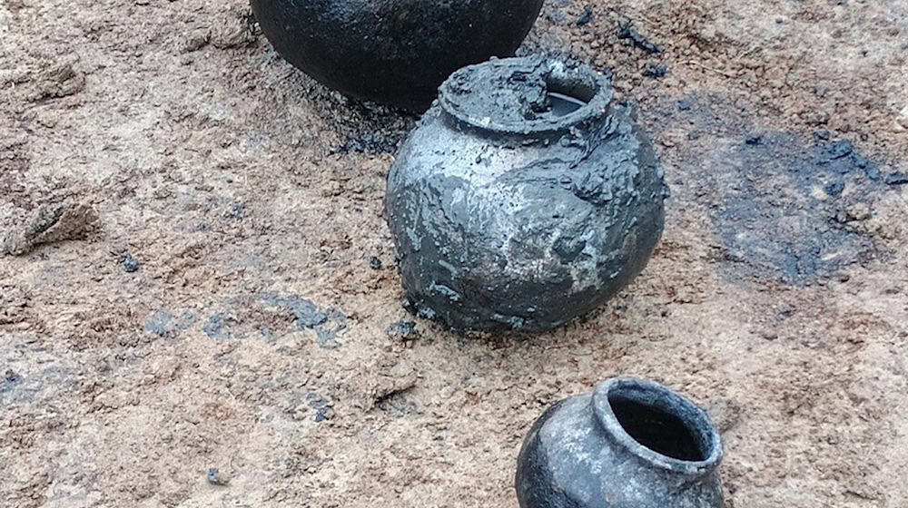 Bei Ausgrabungen in Emden haben Archäologen mehrere kugelförmige Töpfe gefunden.  / Foto: Taras Khromushyn/Ostfriesische Landschaft/dpa