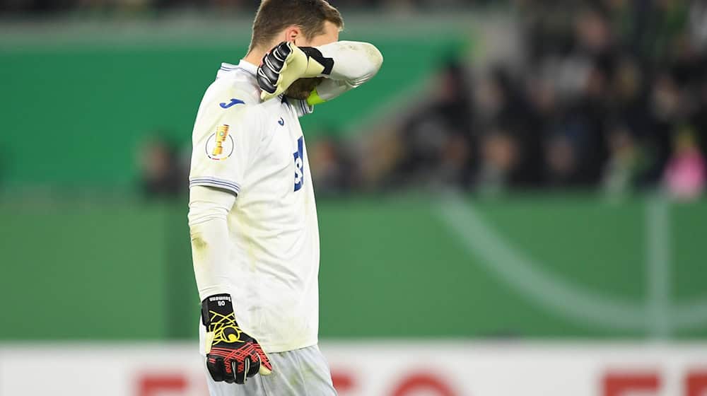 Patzte im Pokalspiel in Wolfsburg: Hoffenheims Torwart Oliver Baumann. / Foto: Swen Pförtner/dpa