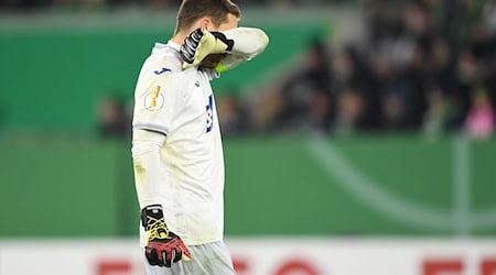 Patzte im Pokalspiel in Wolfsburg: Hoffenheims Torwart Oliver Baumann. / Foto: Swen Pförtner/dpa