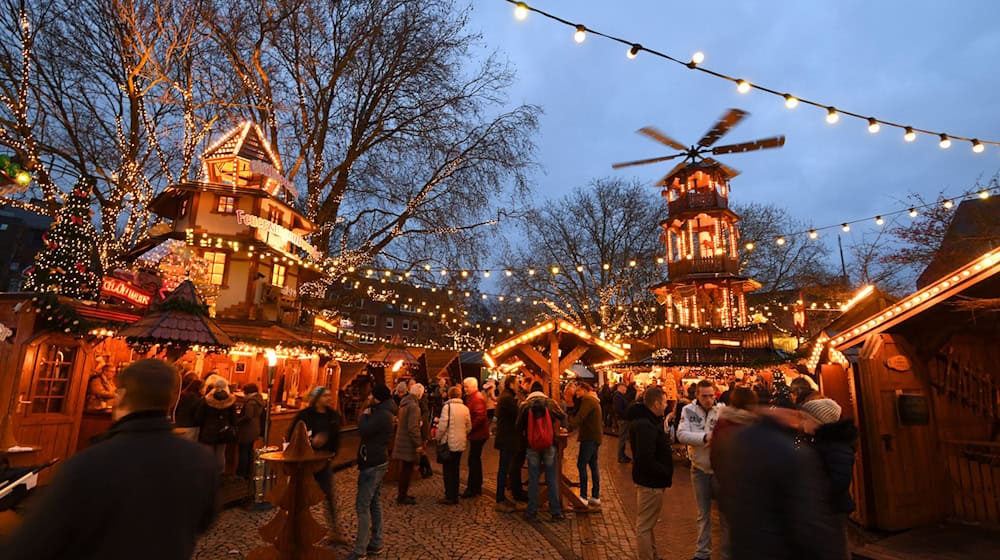 In Emden ist ein Autofahrer am Samstagabend gegen eine Weihnachtsmarktbude gekracht und danach zunächst geflüchtet. (Archivfoto) / Foto: Karsten Klama/dpa