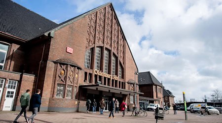 Nach einem Unfall bei einer Rangierfahrt am Oldenburger Hauptbahnhof ist die Bahnverbindung zwischen Bremen und Emden gesperrt. (Archivfoto) / Foto: Hauke-Christian Dittrich/dpa