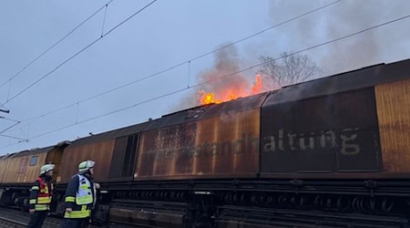 Flammen lodern auf einem Bauzug bei Porta Westfalica. Das sorgt für Umleitungen und Behinderungen im Bahnverkehr.  / Foto: Dominik Duensing/Feuerwehr Porta/dpa