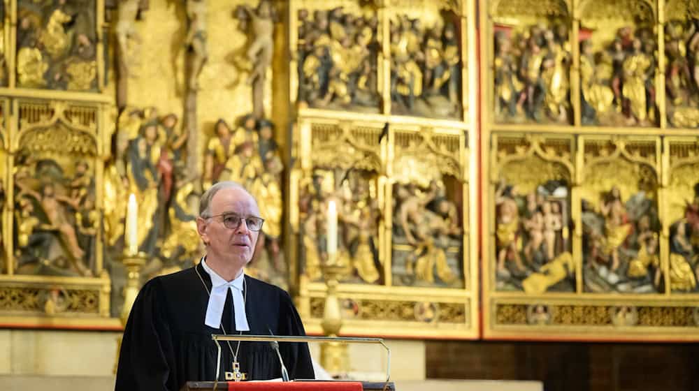 Landesbischof Ralf Meister sieht im Weihnachtsfest einen Grund für Freude und Hoffnung, trotz aller schlechten Nachrichten. (Archivfoto) / Foto: Julian Stratenschulte/dpa