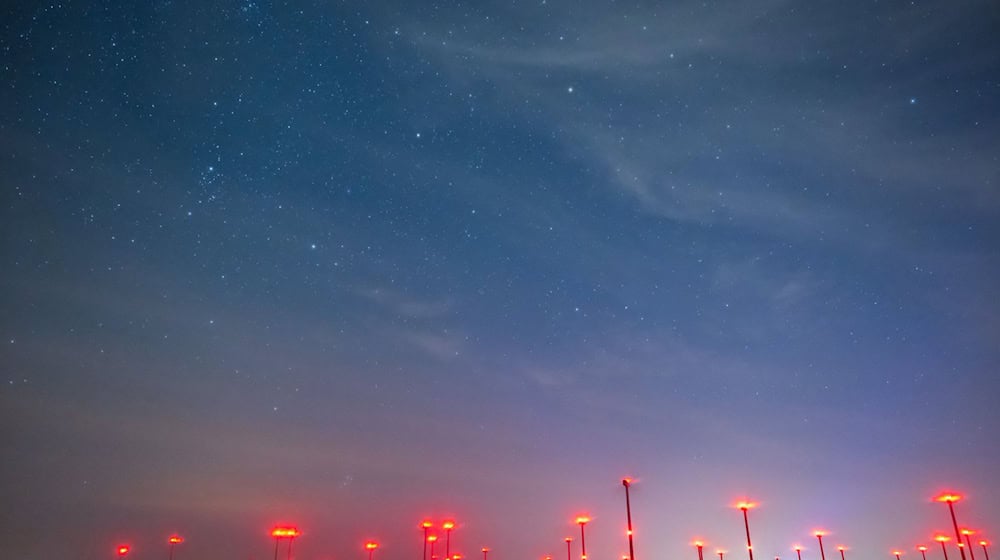 Große Windkraftanlagen sollen künftig nur noch dann nachts rot blinken, wenn sich tatsächlich ein Luftfahrzeug nähert. (Archivbild) / Foto: Patrick Pleul/dpa