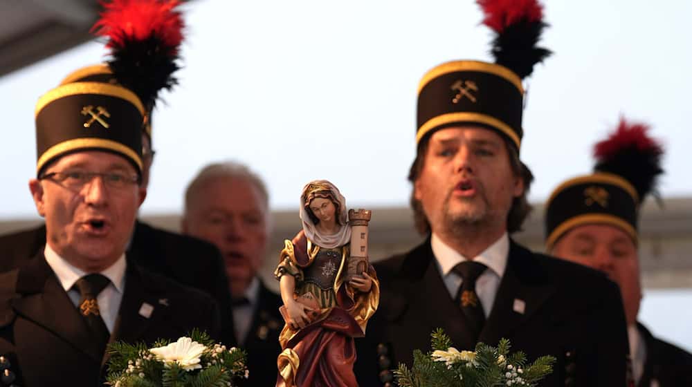 Nach alter Bergbautradition begleitete auch eine Statue der Heiligen Barbara, Schutzpatronin der Bergmänner, die Tunneltaufe auf dem Baufeld für die zukünftige Stromtrasse „Suedlink“.  / Foto: Marcus Brandt/dpa