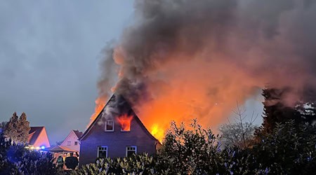 Mehr als 70 Einsatzkräfte bekämpften die Flammen in Sandhausen. / Foto: -/Freiwillige Feuerwehr Osterholz-Scharmbeck/dpa