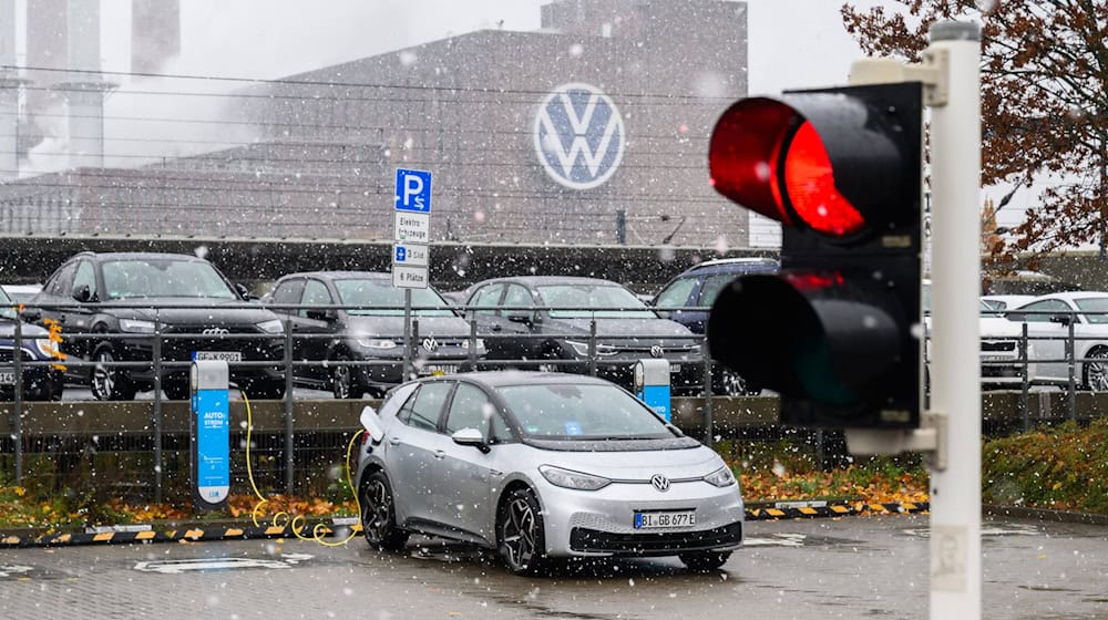 Bei VW stockt der Absatz der E-Autos – ein Grund dürften auch die hohen Ladestrompreise sein. (Archivbild) / Foto: Julian Stratenschulte/dpa