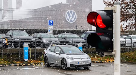 Bei VW stockt der Absatz der E-Autos – ein Grund dürften auch die hohen Ladestrompreise sein. (Archivbild) / Foto: Julian Stratenschulte/dpa