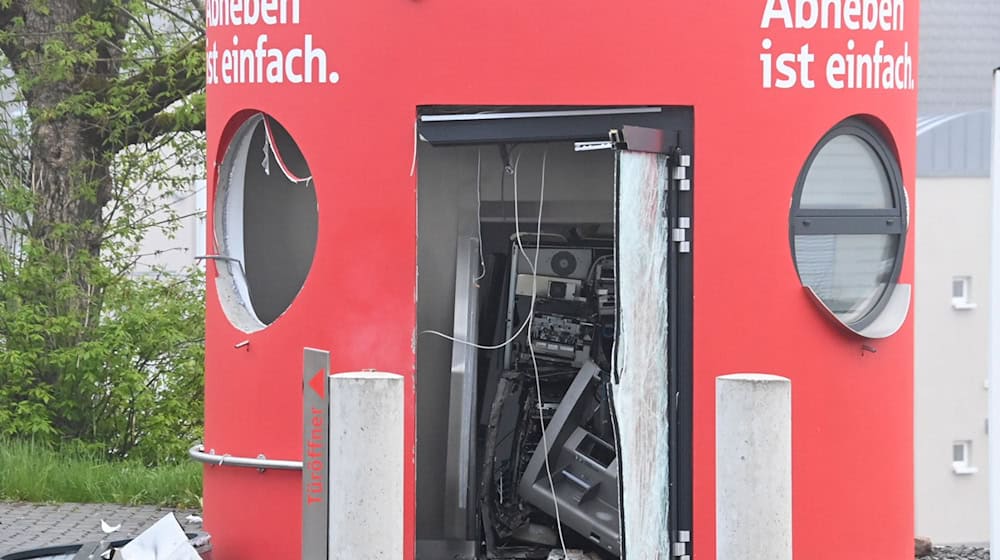 Bei Geldautomatensprengungen nutzen Kriminelle gefährliche Stoffe und richten hohen Schaden an. Bundesweit gehen Einsatzkräfte gegen solche Taten vor.  (Archivbild)  / Foto: Sebastian Klemm/dpa