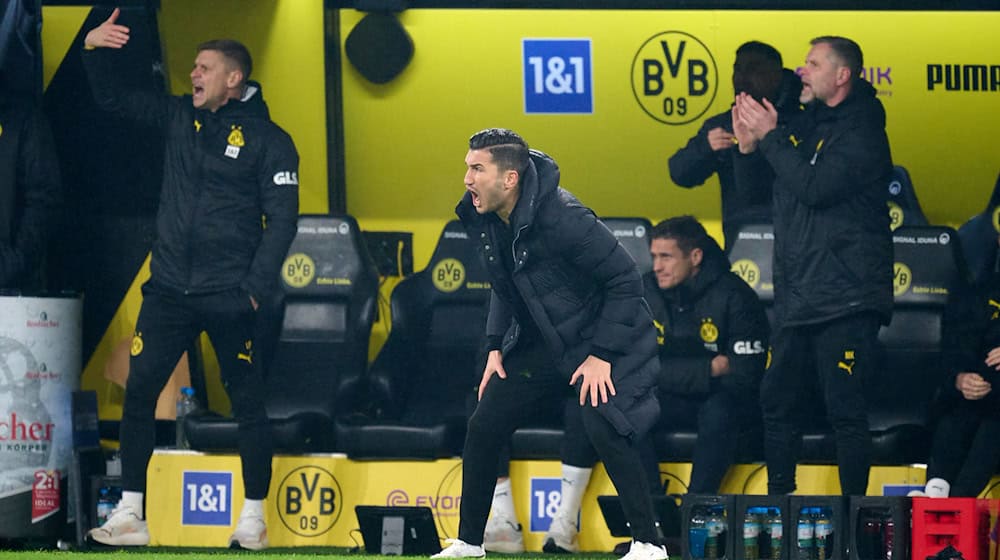 Trainer Nuri Sahin ist unzufrieden und macht seinem Team vor dem Spiel in Wolfsburg klare Ansagen. / Foto: Bernd Thissen/dpa