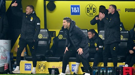 Trainer Nuri Sahin ist unzufrieden und macht seinem Team vor dem Spiel in Wolfsburg klare Ansagen. / Foto: Bernd Thissen/dpa