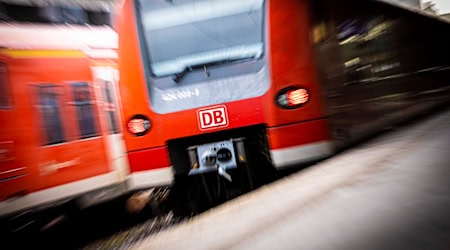 Pro Bahn fordert eine bessere Vorbereitung auf die neunmonatige Vollsperrung zwischen Hamburg und Berlin. (Archivfoto) / Foto: Moritz Frankenberg/dpa