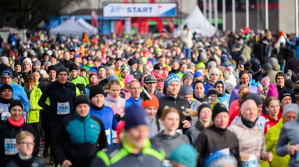 Tausende Teilnehmer ging beim Silvesterlauf in Hannover an Start. / Foto: Julian Stratenschulte/dpa