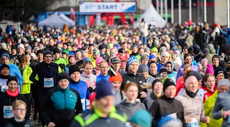 Tausende Teilnehmer ging beim Silvesterlauf in Hannover an Start. / Foto: Julian Stratenschulte/dpa